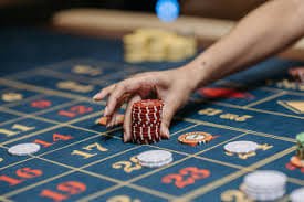 333mmm Live Casino Baccarat တိုက်ရိုက်ဒီလာနှင့် ကစားနေသောပုံ